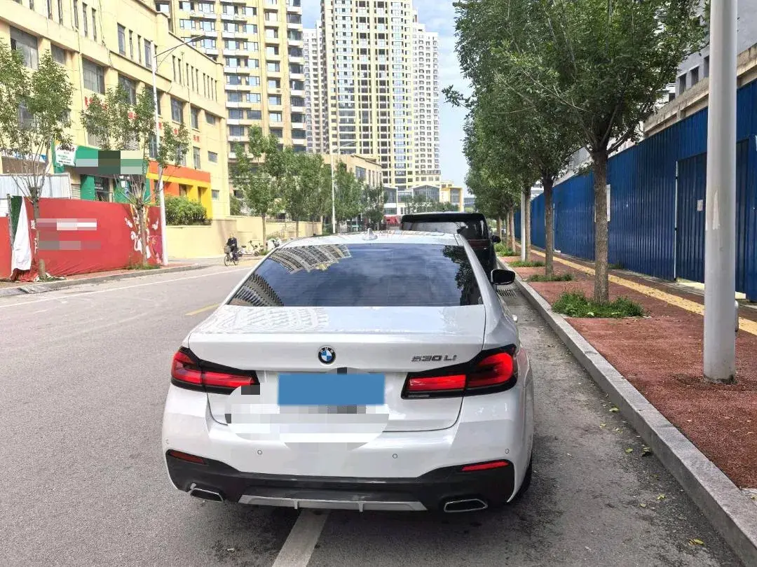 2023 BMW 5 thumbnail 3