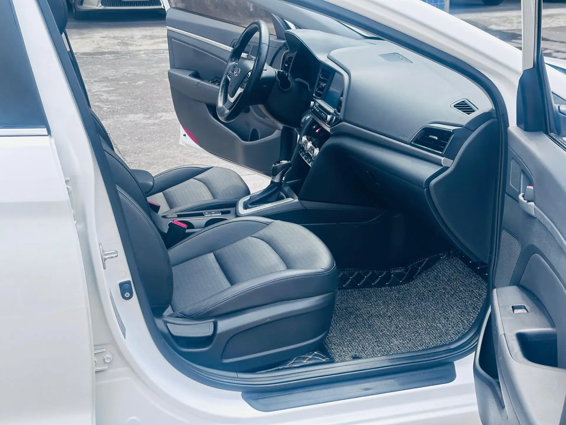 2019 HYUNDAI ELANTRA thumbnail 4