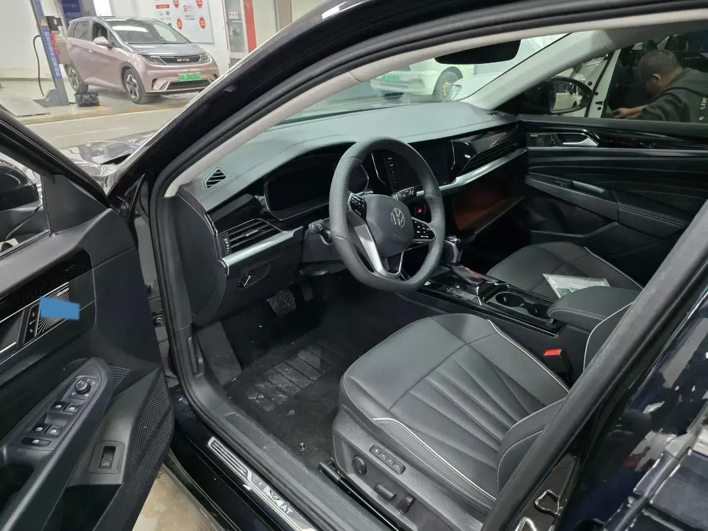 2024 VOLKSWAGEN PASSAT thumbnail 3