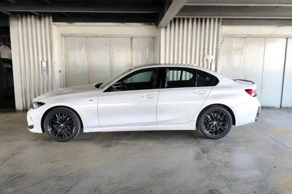 2023 BMW 3 thumbnail 2