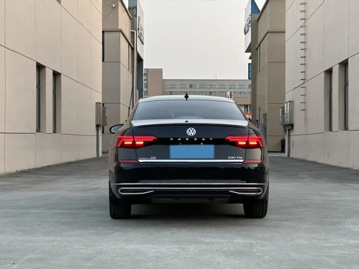 2019 VOLKSWAGEN PASSAT thumbnail 3