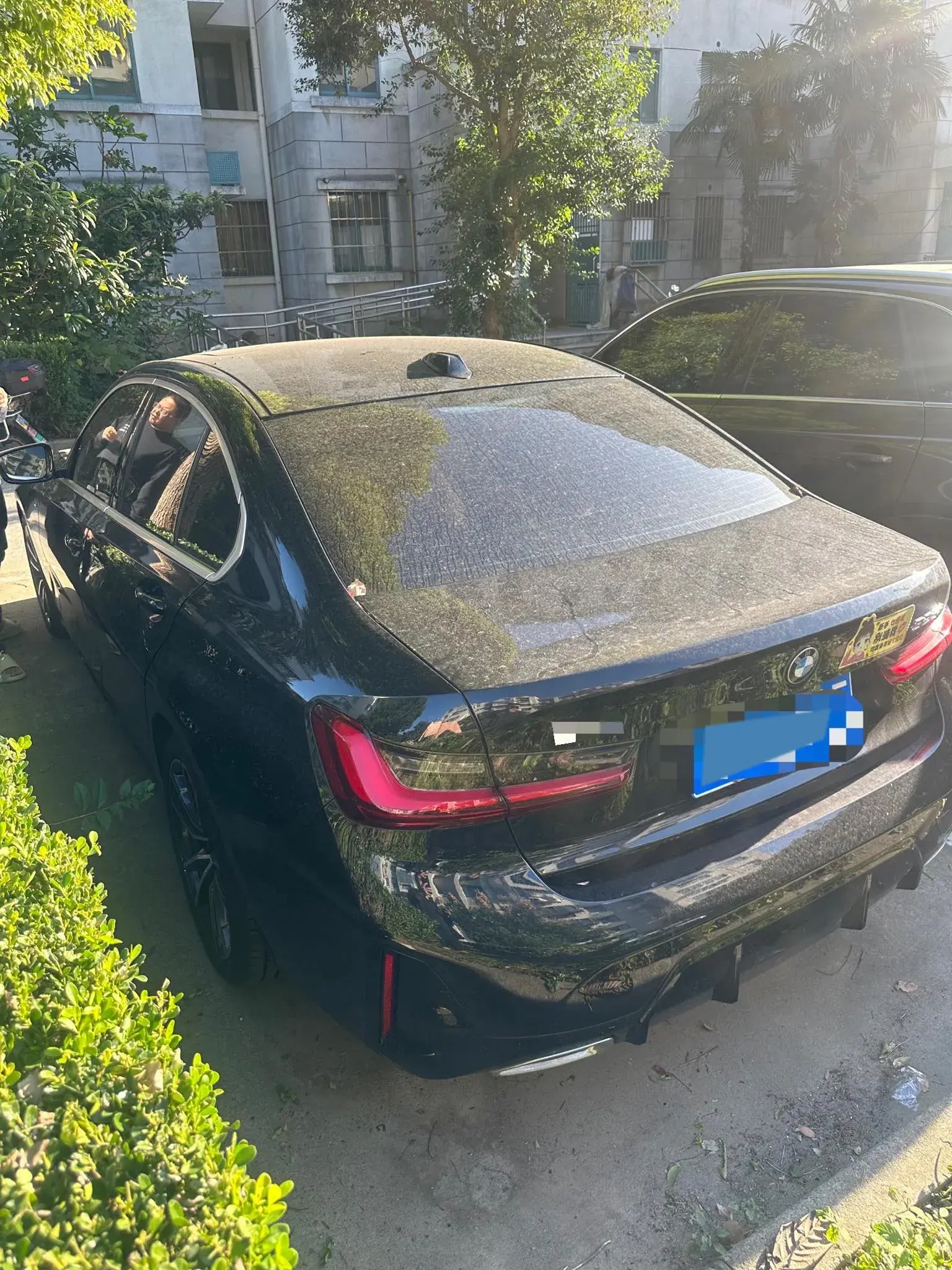 2025 BMW 3 thumbnail 3