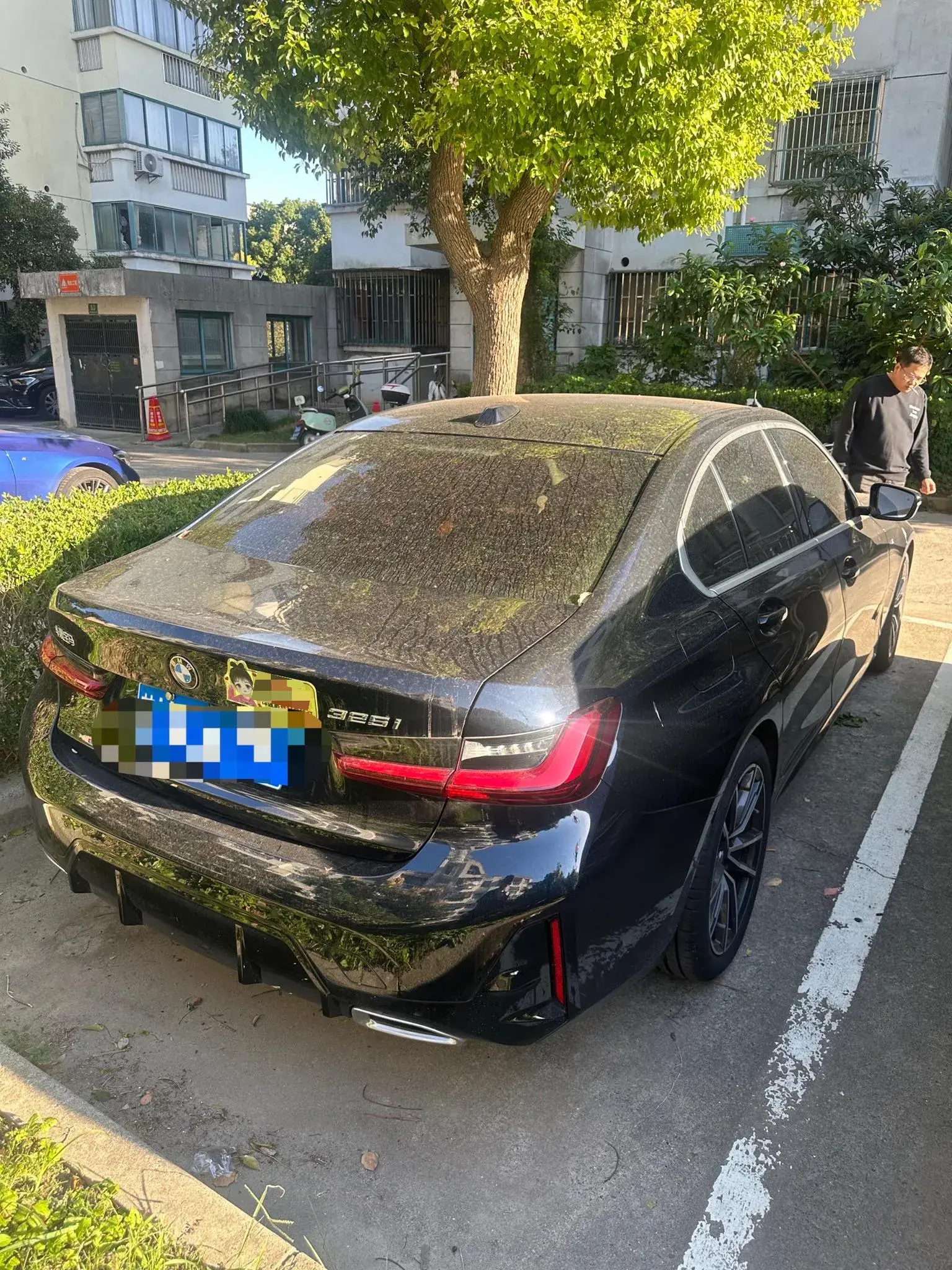 2025 BMW 3 thumbnail 4