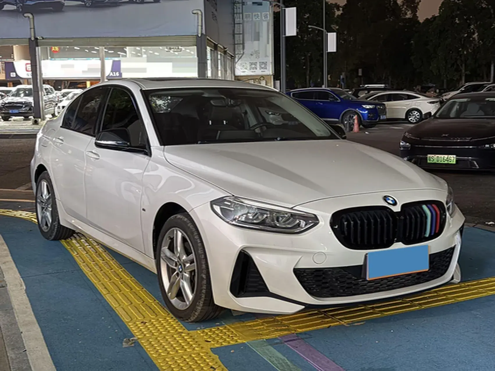 2022 BMW 1 thumbnail 3