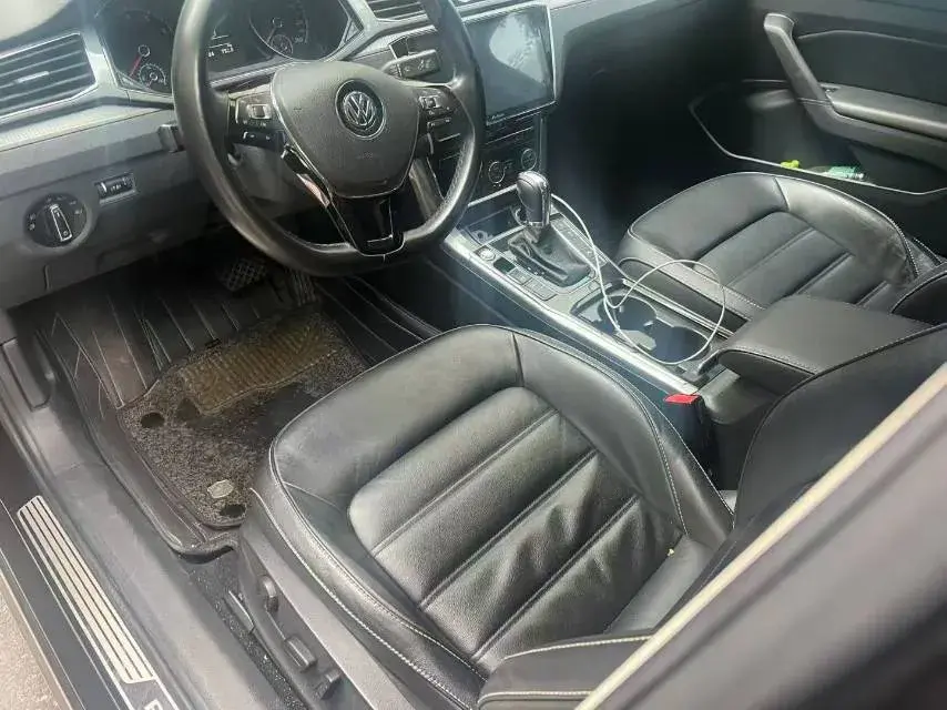 2017 VOLKSWAGEN PASSAT thumbnail 2