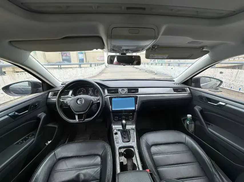 2017 VOLKSWAGEN PASSAT thumbnail 3