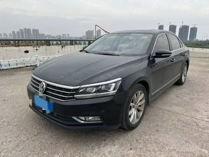 2017 VOLKSWAGEN PASSAT view 1