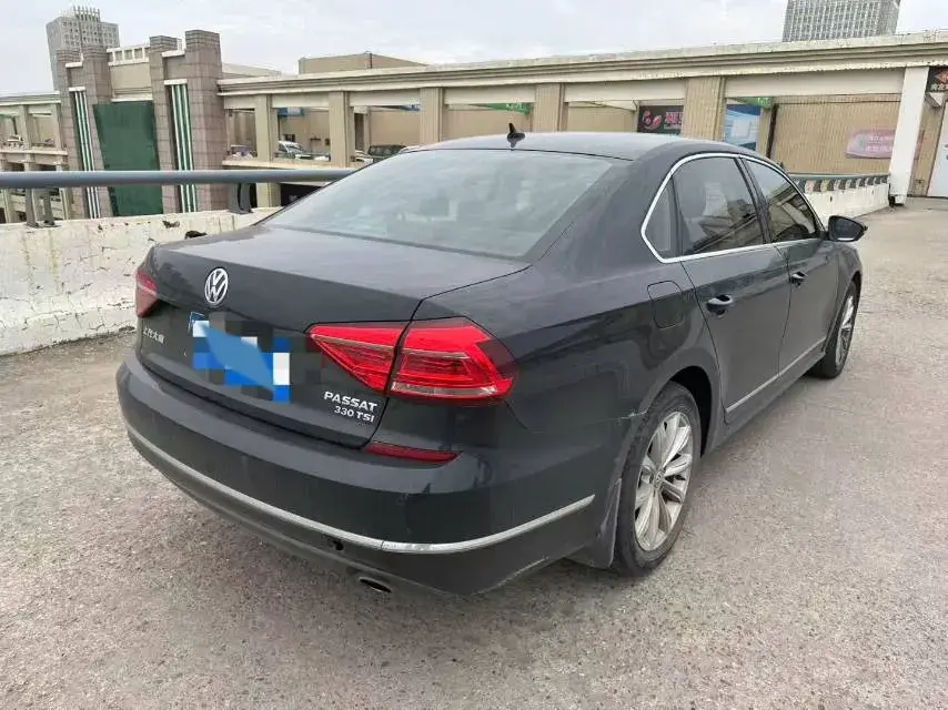 2017 VOLKSWAGEN PASSAT thumbnail 4