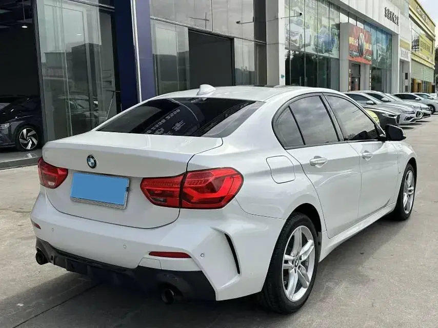 2021 BMW 1 thumbnail 4