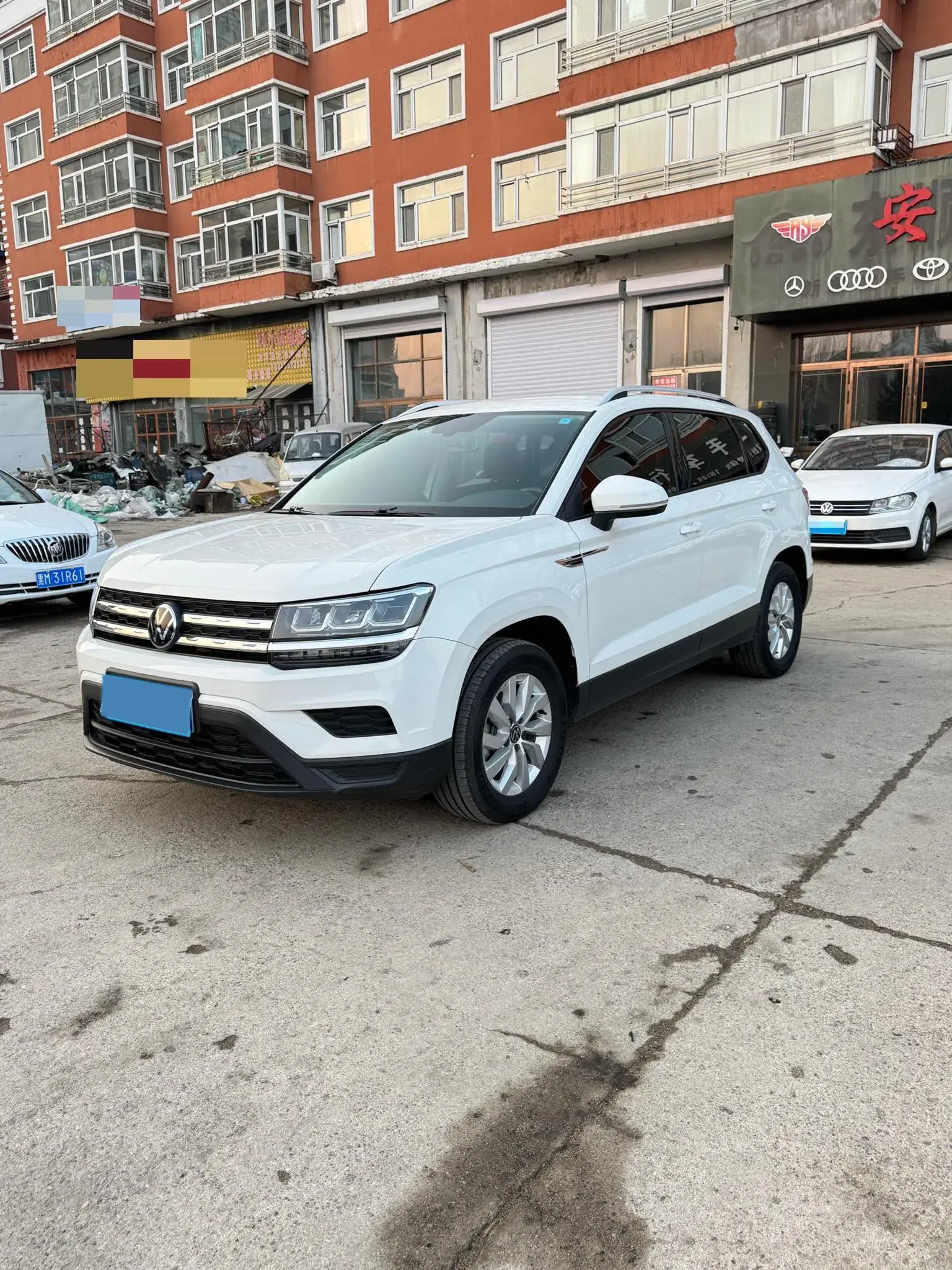 2022 VOLKSWAGEN THARU view 1