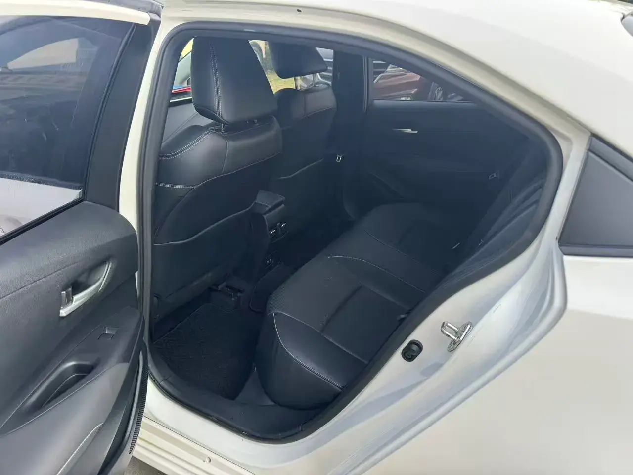 2019 TOYOTA COROLLA thumbnail 4