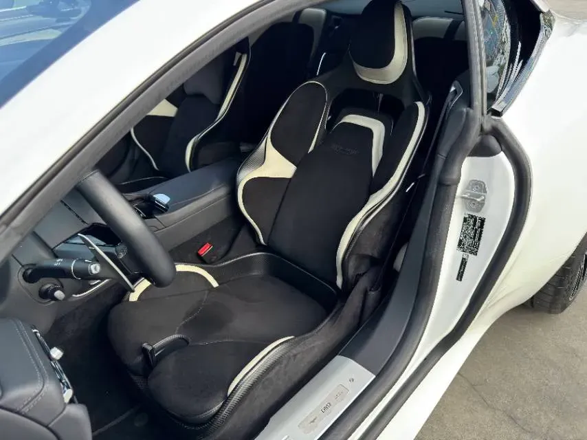 2025 Aston Martin DB12 4.0T 680HP V8 8AT,autocango,china used car exporter,china ev exporter,chinese used car exporter,chinese used ev exporter