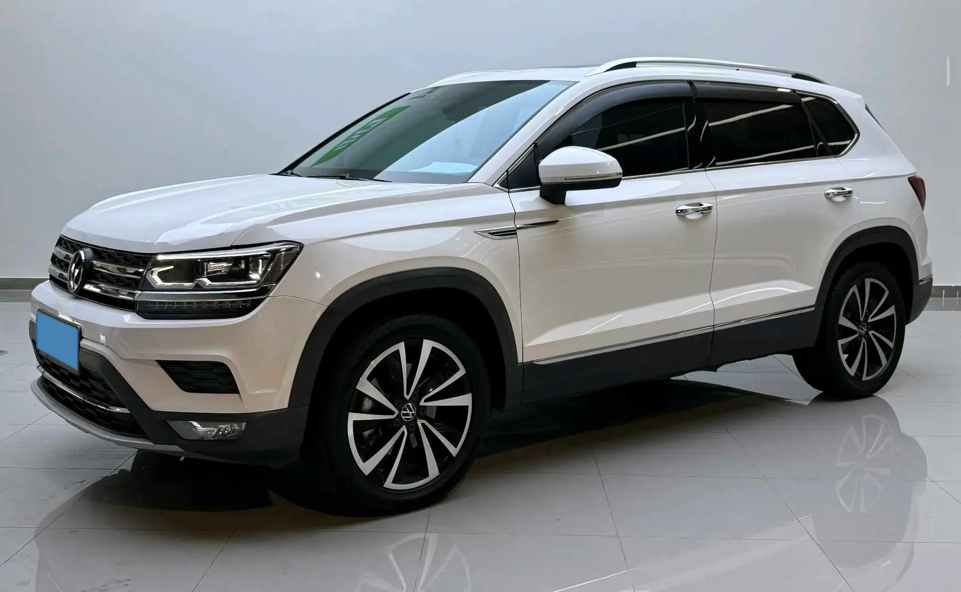 2022 VOLKSWAGEN THARU view 1