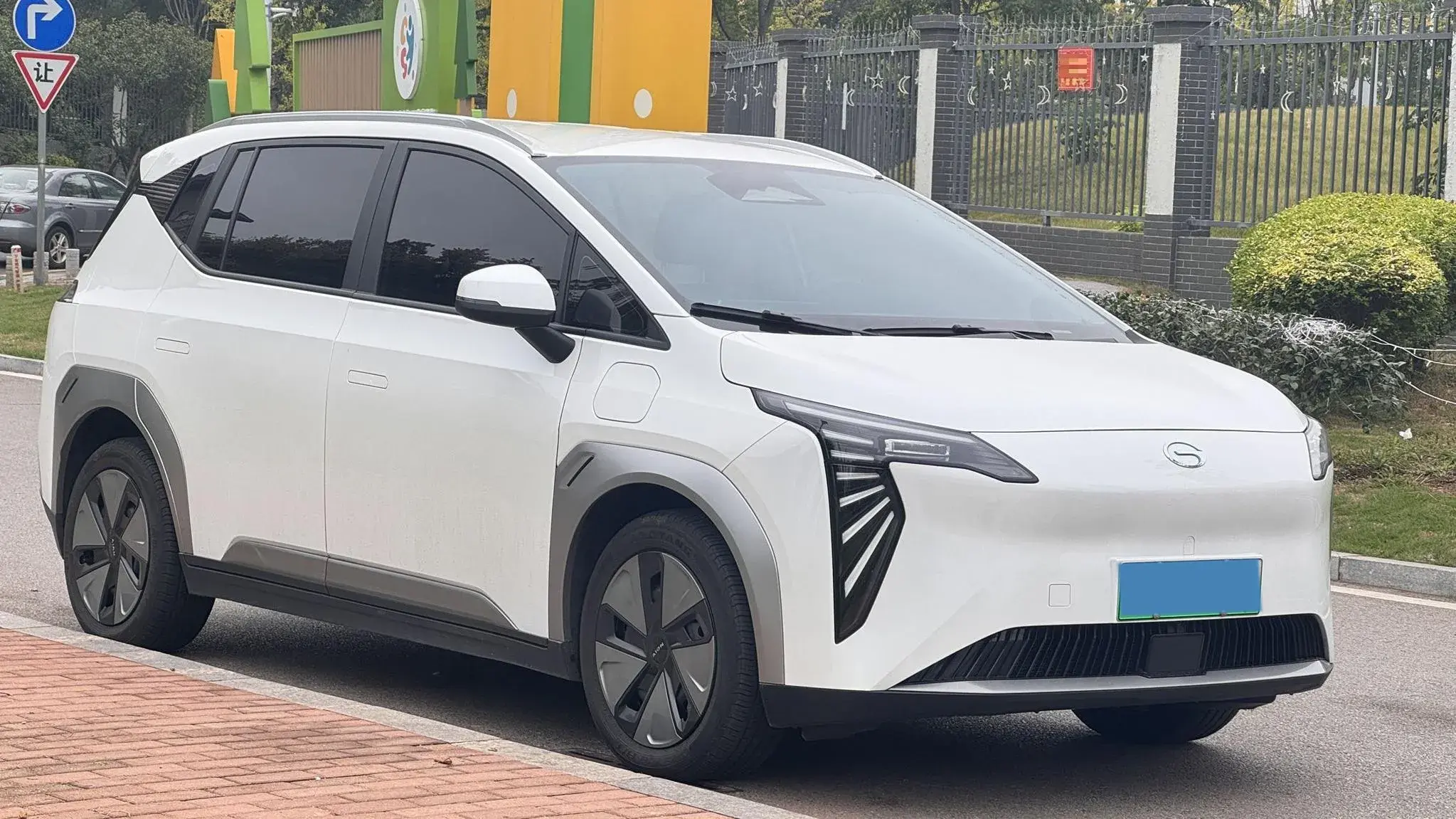 2024 AION Y thumbnail 3