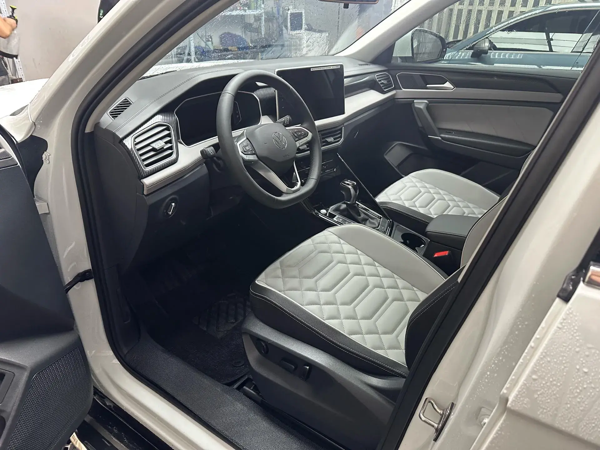 2024 VOLKSWAGEN TAYRON thumbnail 3