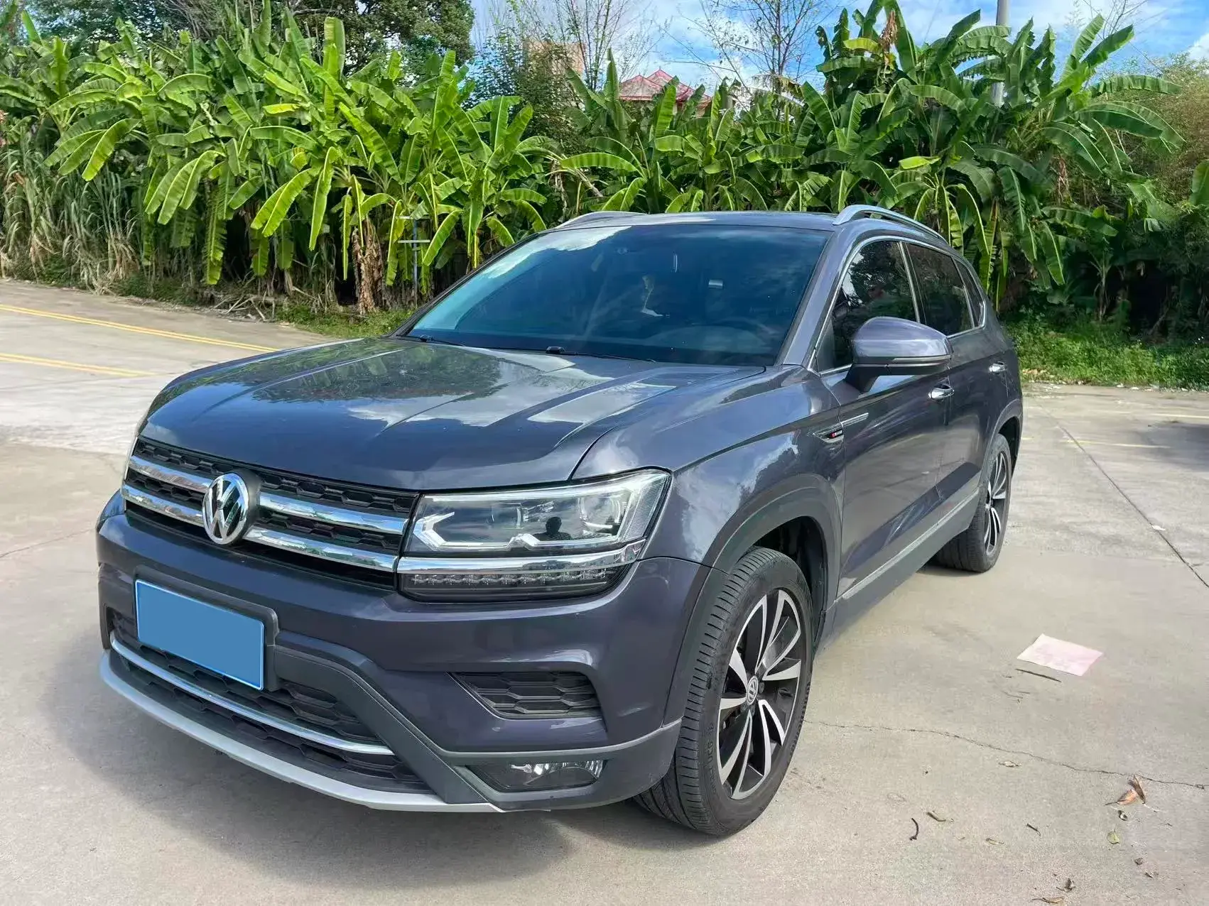2019 VOLKSWAGEN THARU view 1