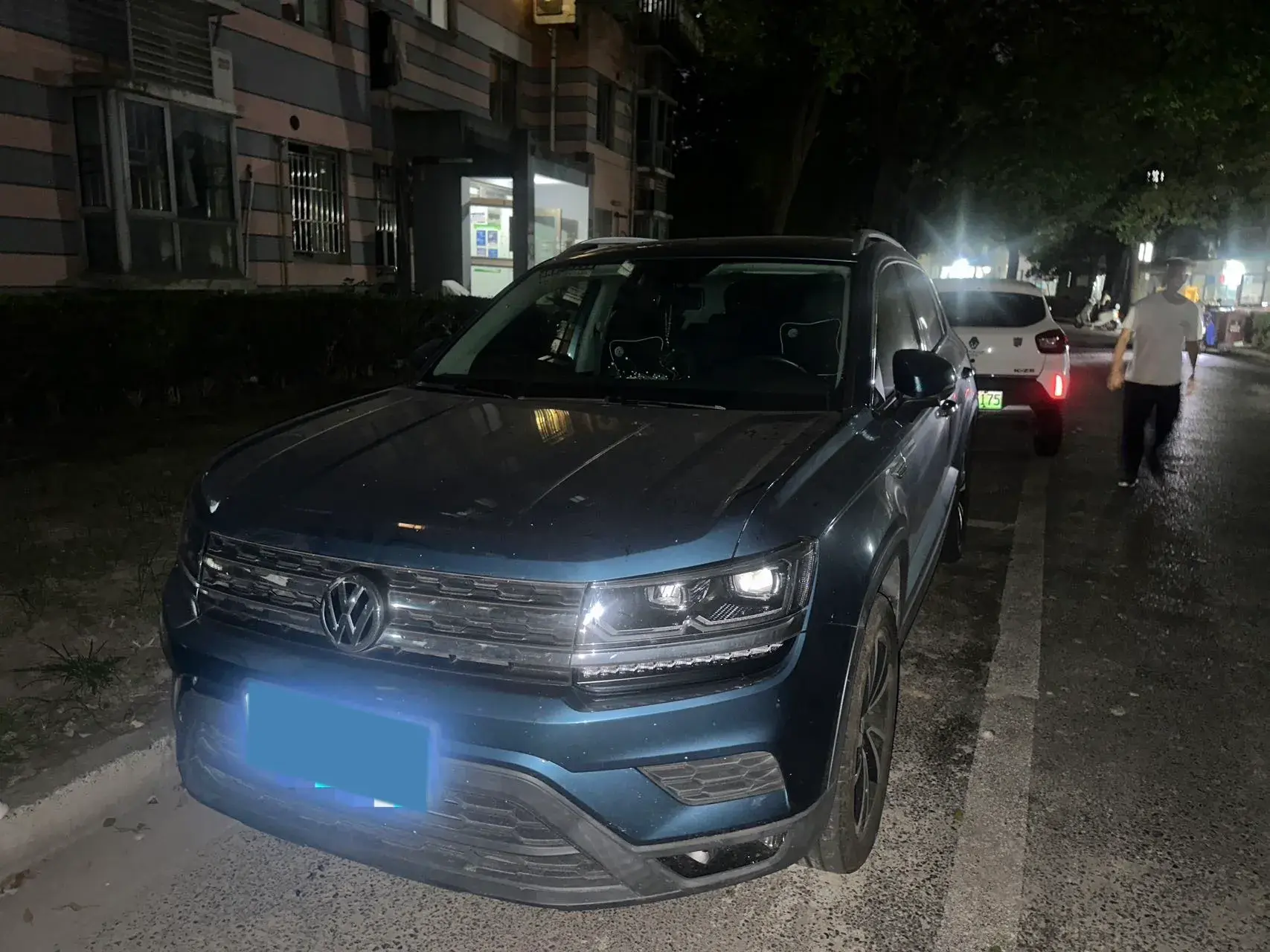 2021 VOLKSWAGEN THARU view 1