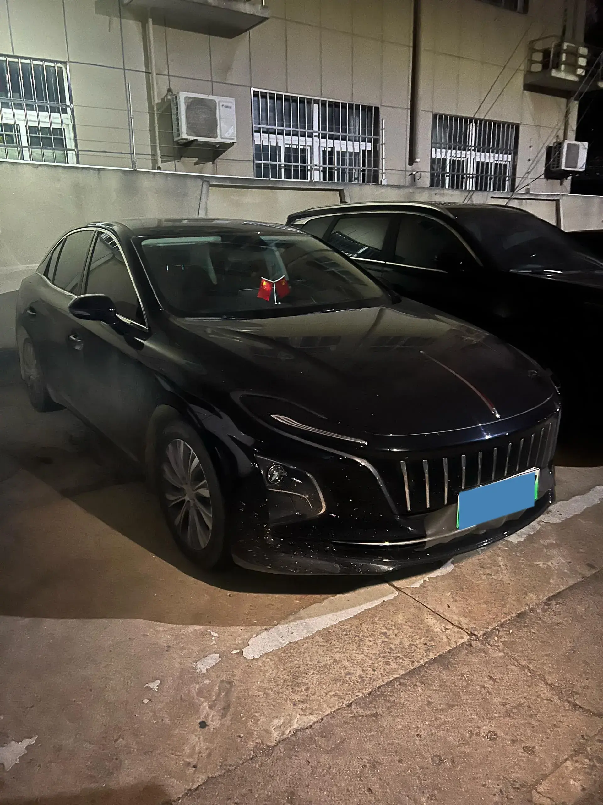 2022 HONGQI E-QM5 thumbnail 3