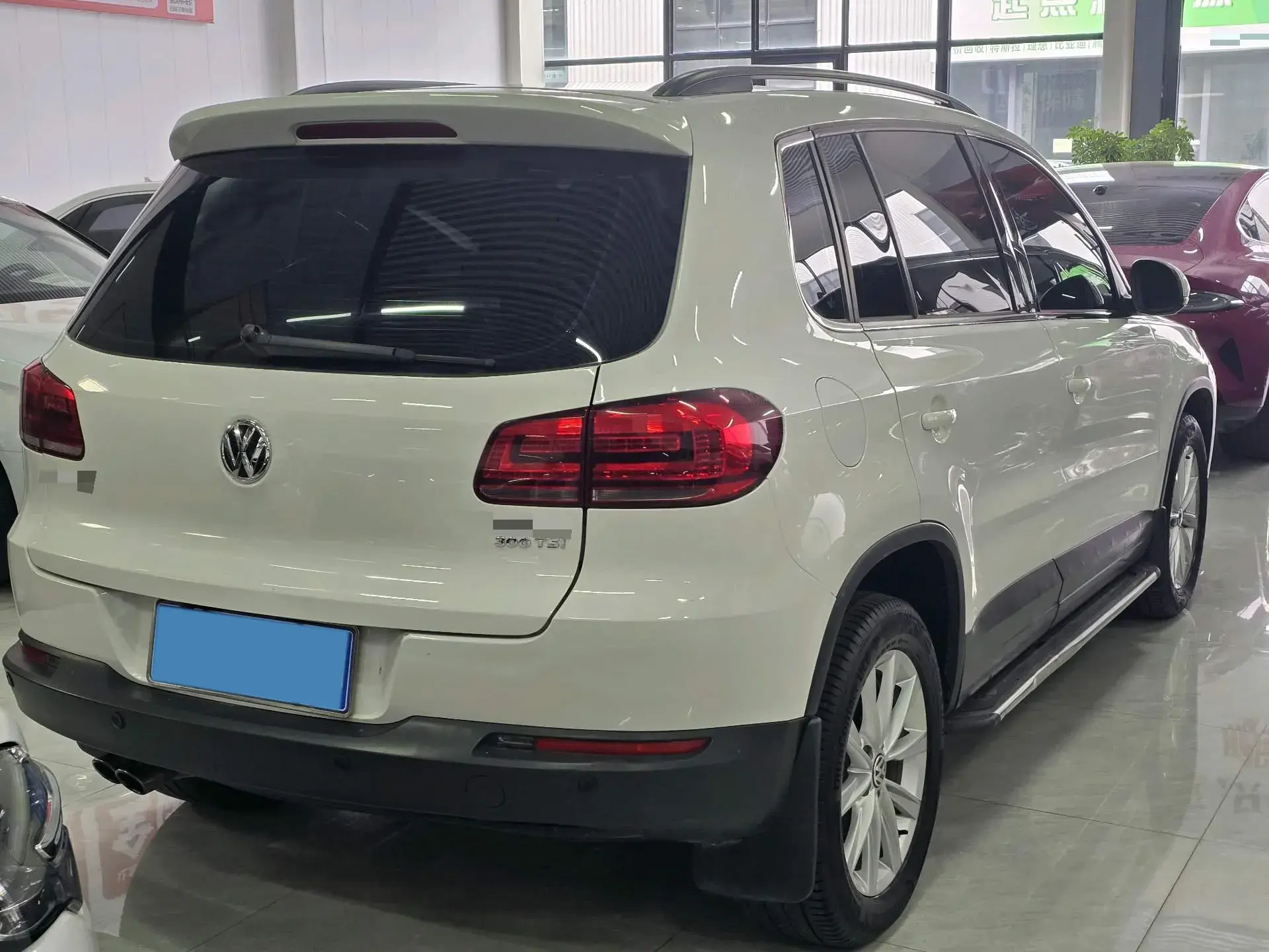 2017 VOLKSWAGEN TIGUAN thumbnail 3