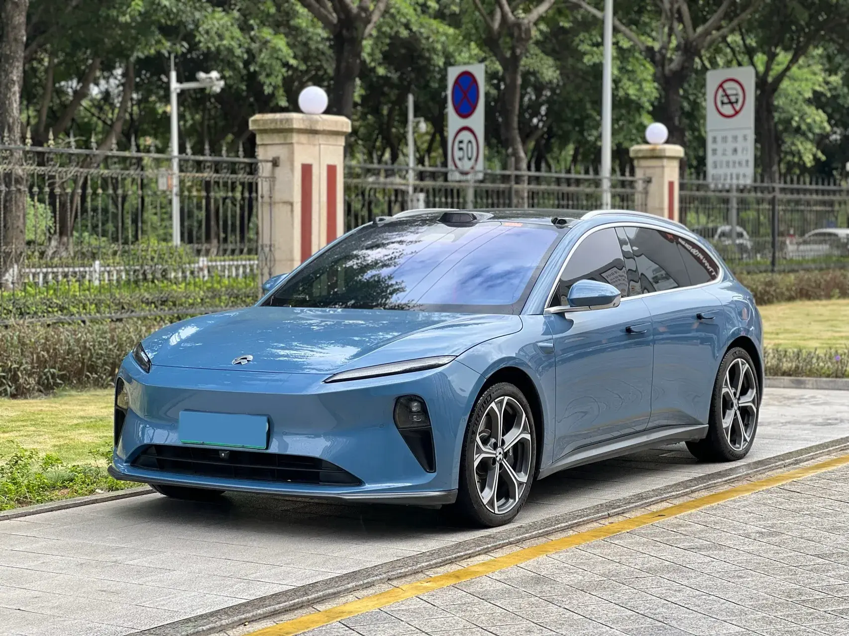 2023 NIO ET5T view 1