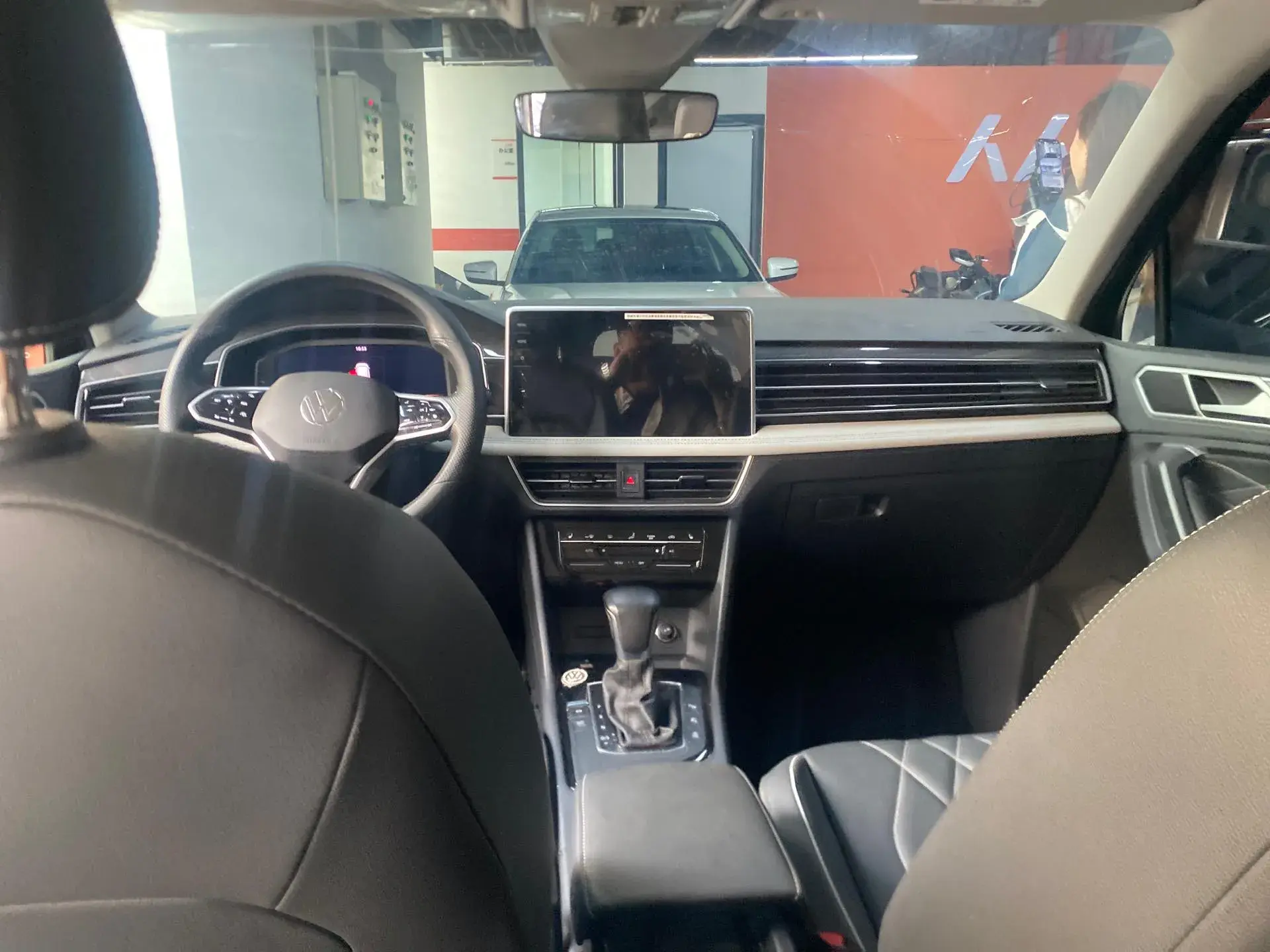 2023 VOLKSWAGEN TIGUAN thumbnail 4