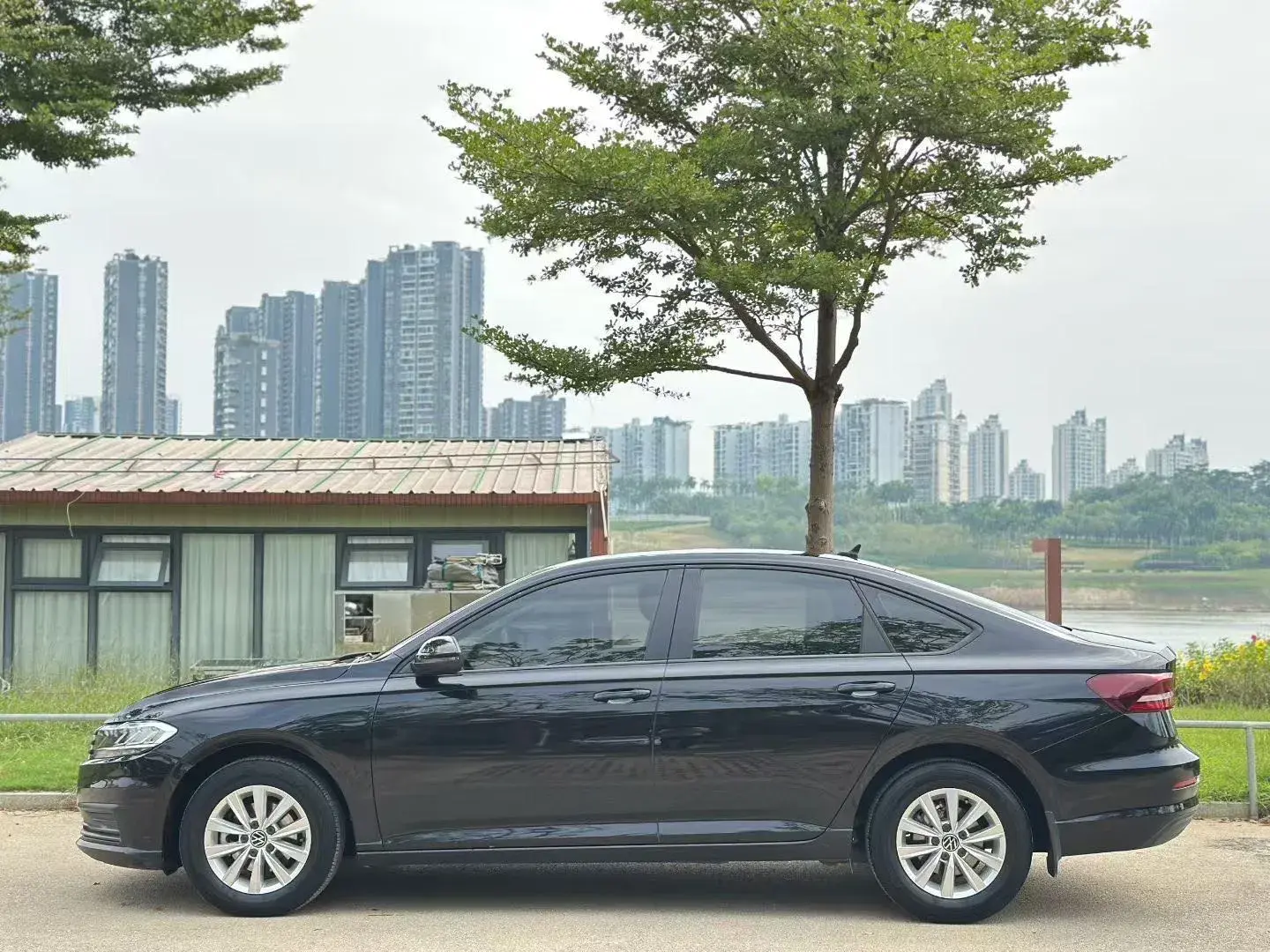 2021 VOLKSWAGEN LAVIDA thumbnail 3