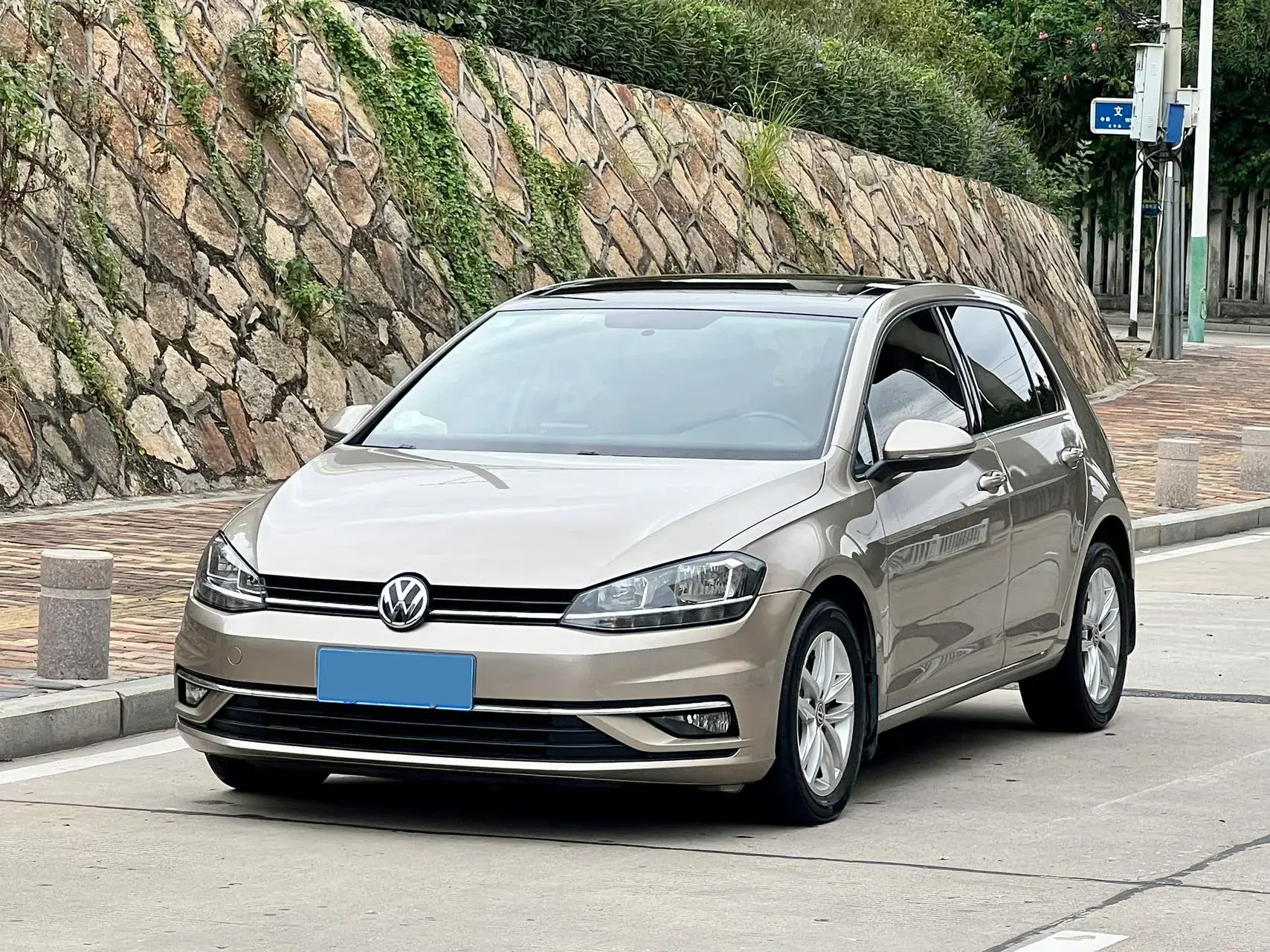2019 VOLKSWAGEN GOLF view 1