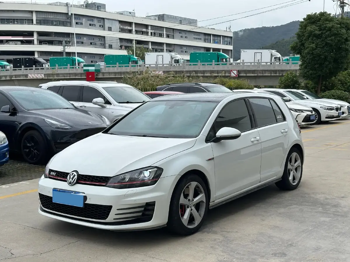 2016 Volkswagen GolfGTI 2.0T 220HP L4 7DCT