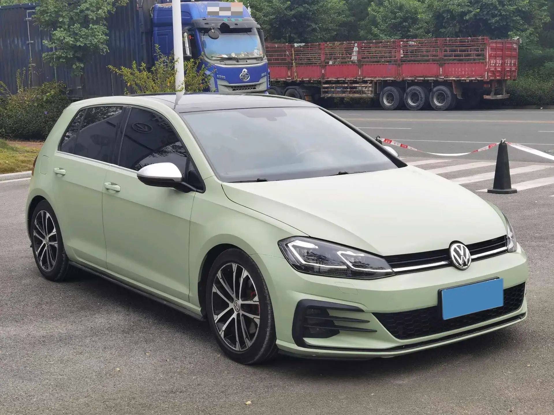 2018 VOLKSWAGEN GOLF thumbnail 3