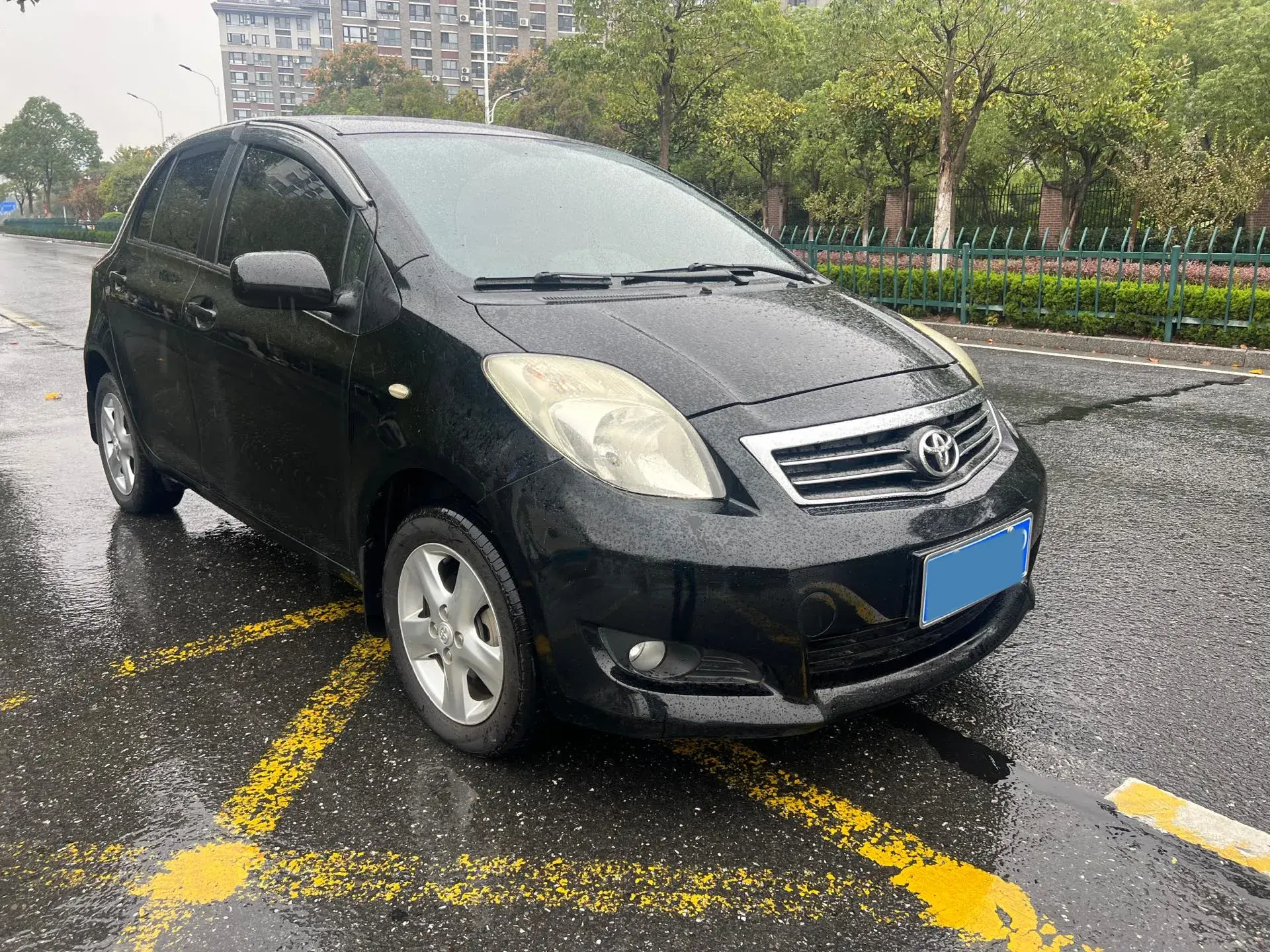 2011 TOYOTA YARIS thumbnail 3