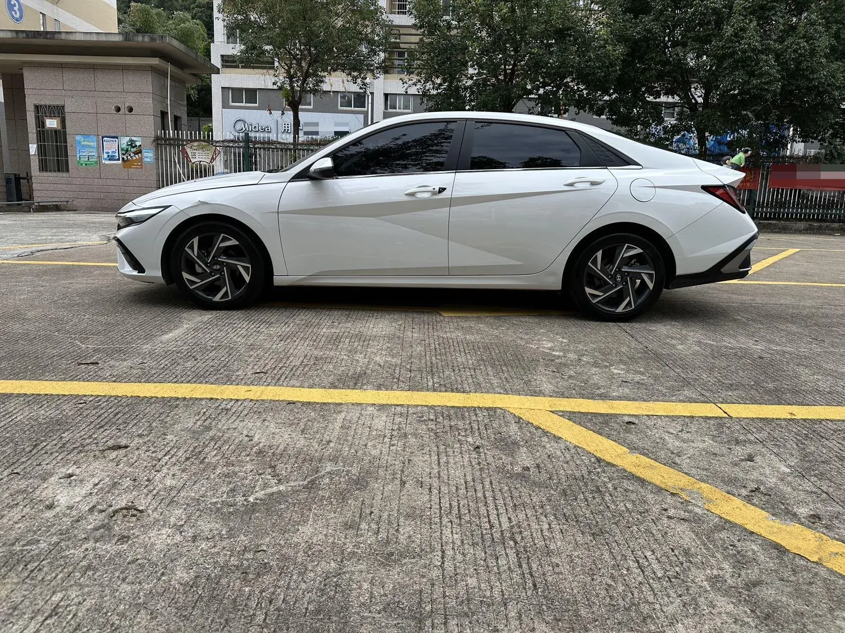 2022 HYUNDAI ELANTRA thumbnail 4