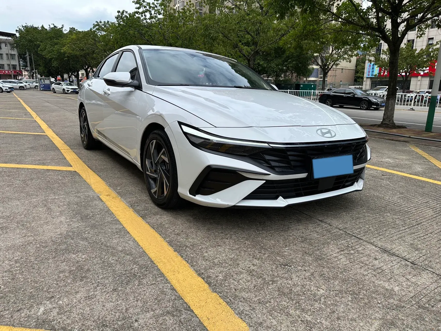 2022 HYUNDAI ELANTRA thumbnail 3