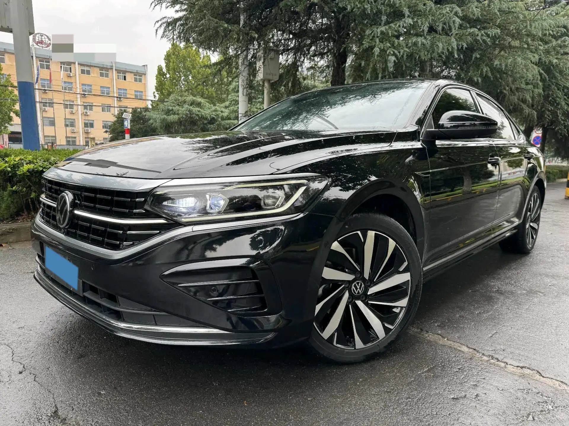 2023 VOLKSWAGEN PASSAT view 1