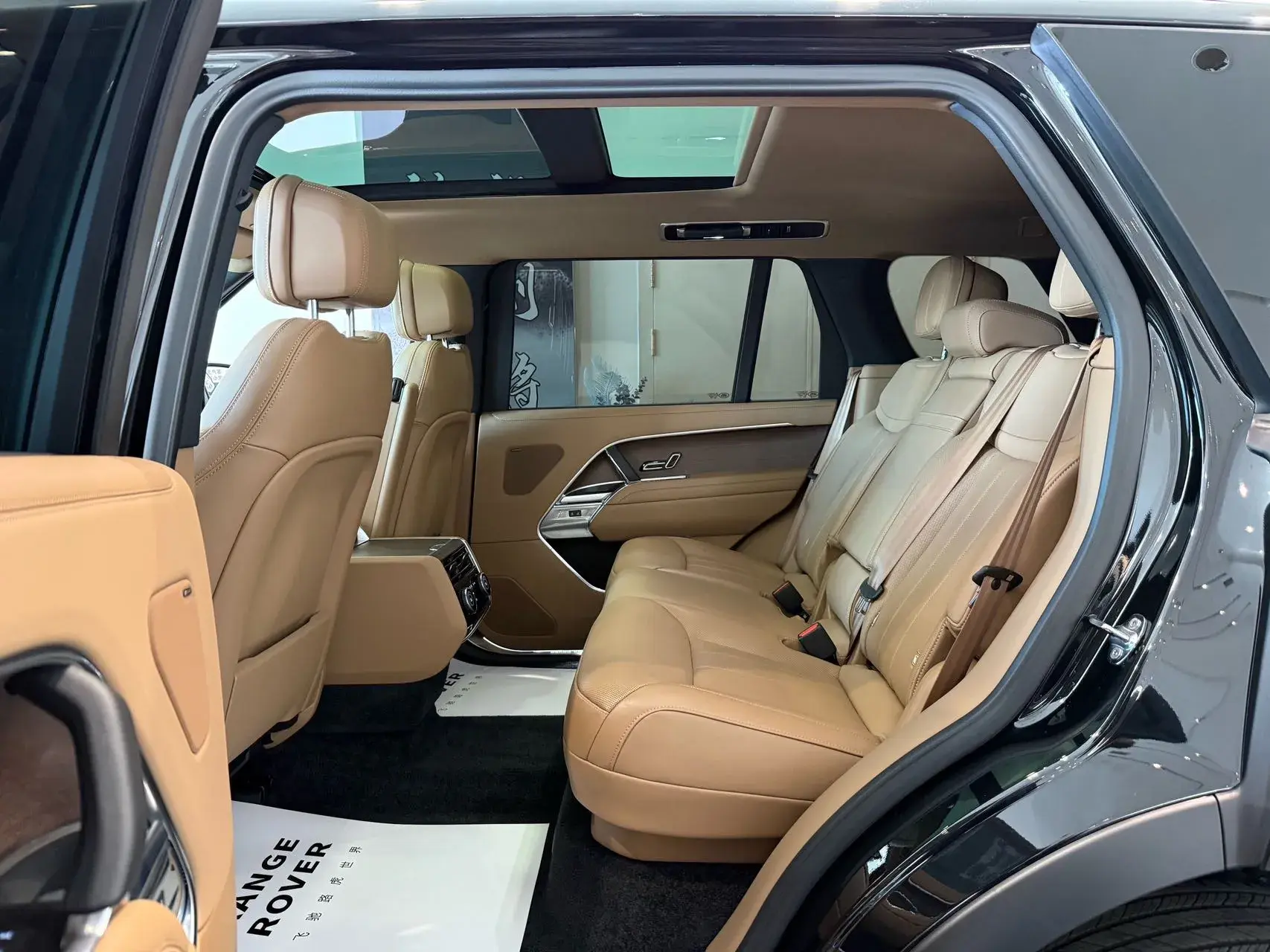 2025 LAND ROVER thumbnail 4