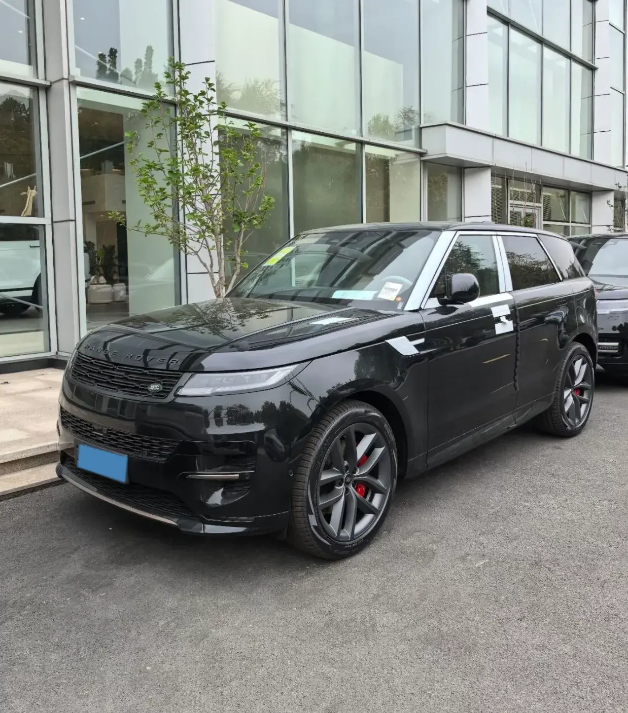 2023 LAND ROVER view 1