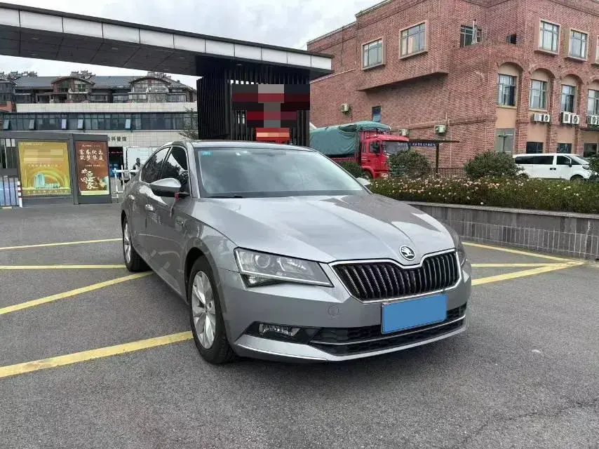 2018 SKODA SUPERB thumbnail 3