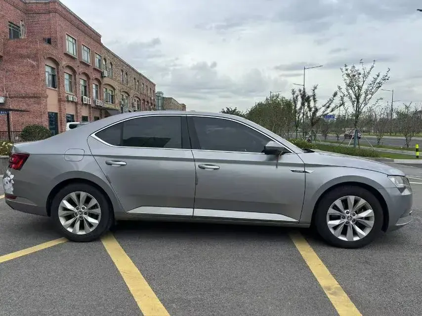 2018 SKODA SUPERB thumbnail 4