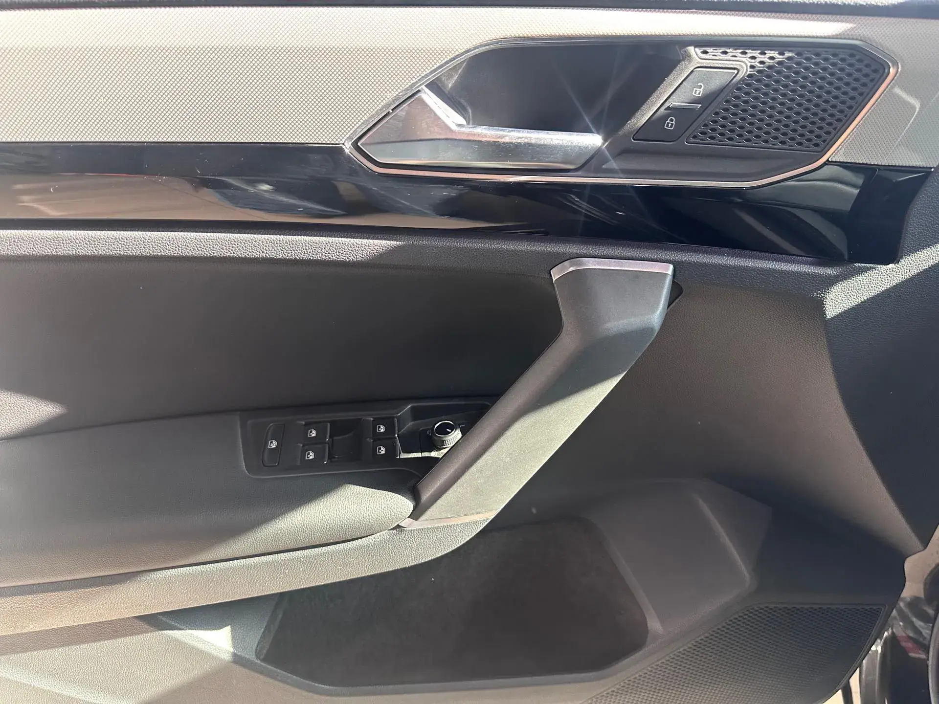 2019 VOLKSWAGEN TAYRON thumbnail 3