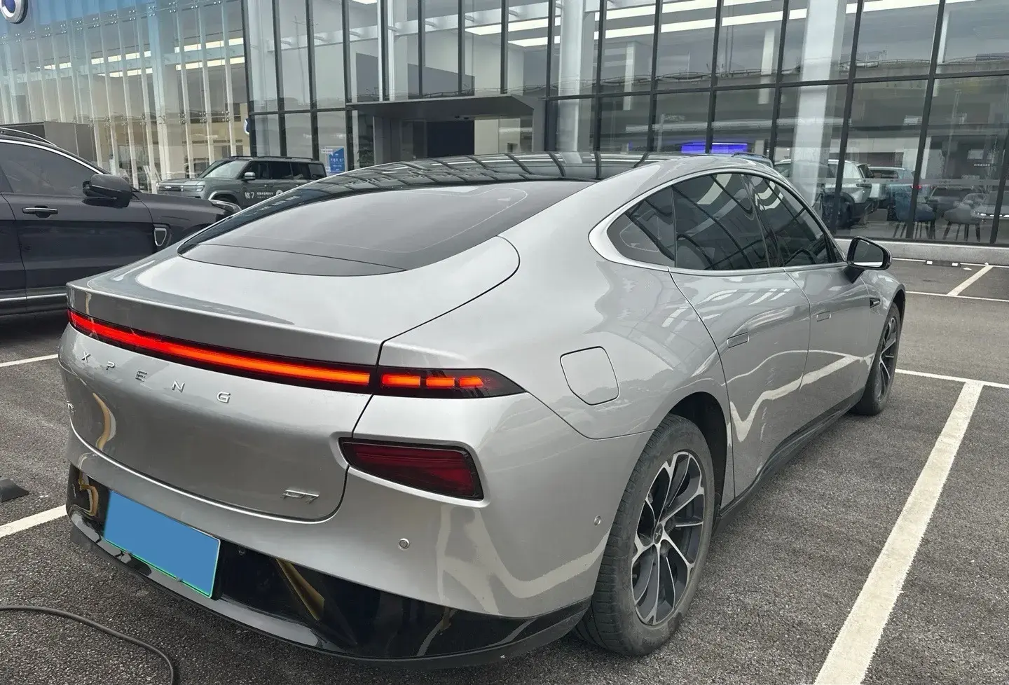 2022 XPENG P7 thumbnail 2