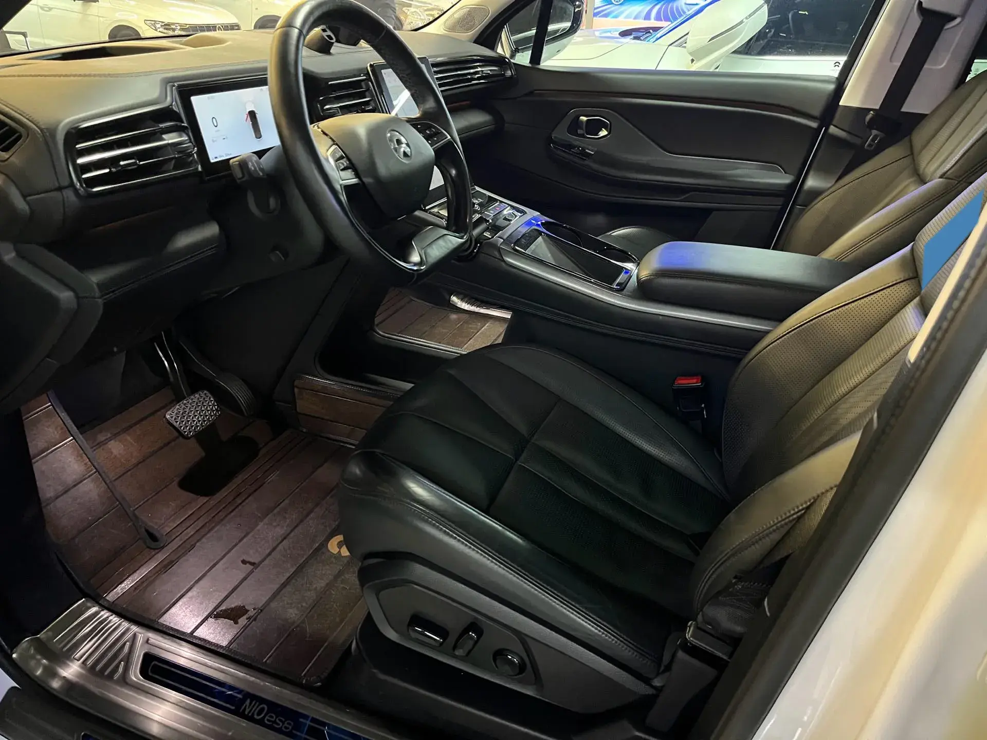 2018 NIO ES8 thumbnail 3