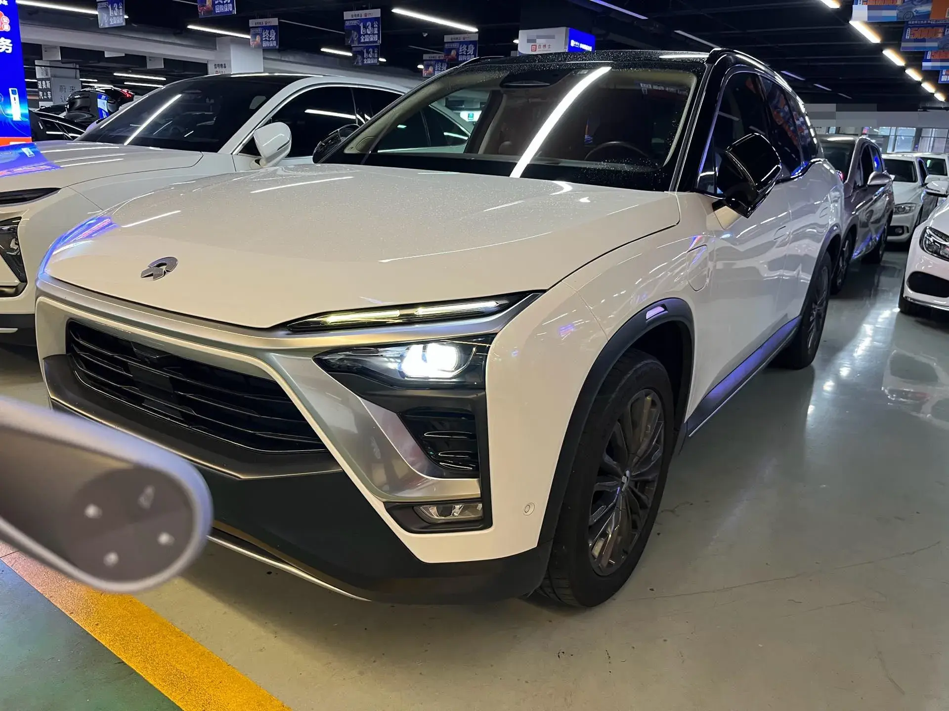 2018 NIO ES8 view 1