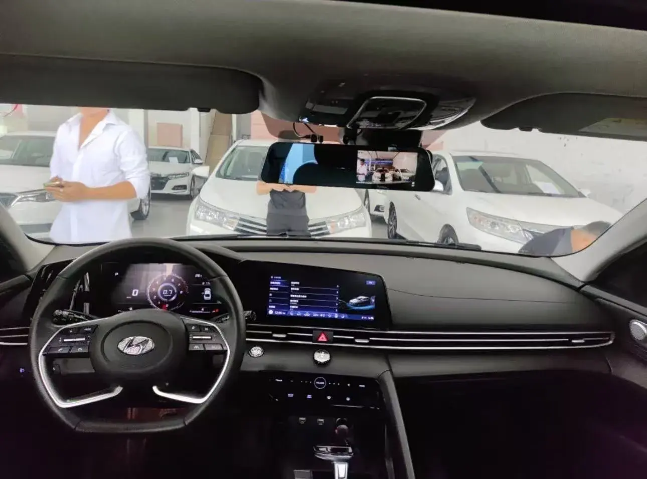 2022 HYUNDAI ELANTRA thumbnail 3