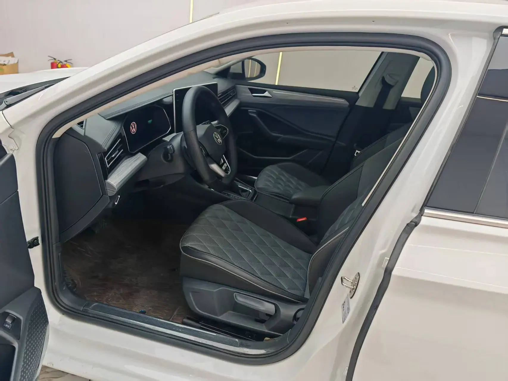 2023 VOLKSWAGEN SAGITAR thumbnail 4