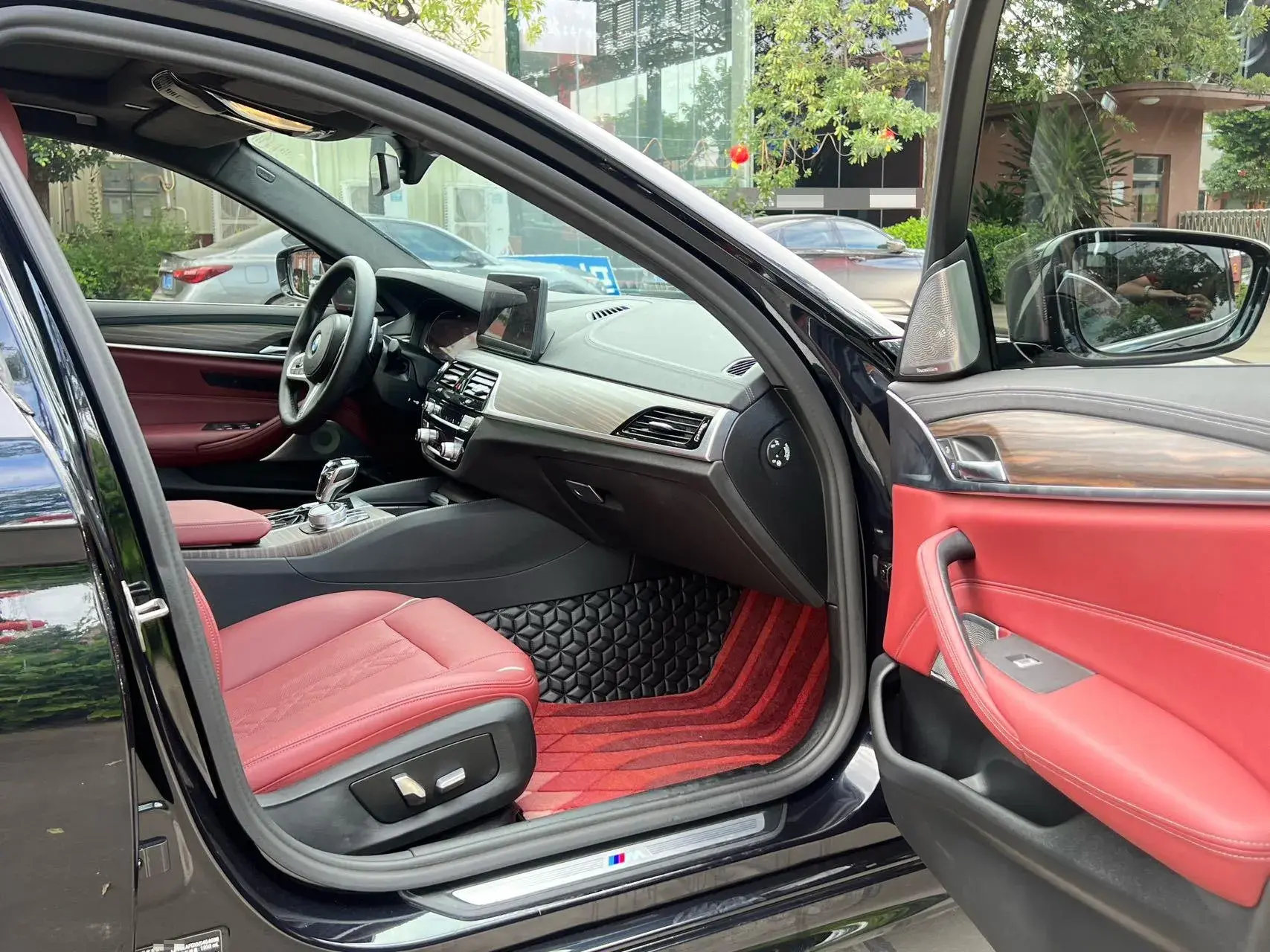 2022 BMW 5 thumbnail 4