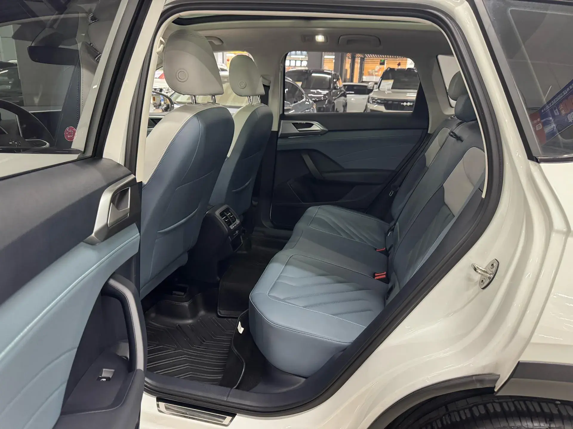 2024 VOLKSWAGEN THARU thumbnail 4