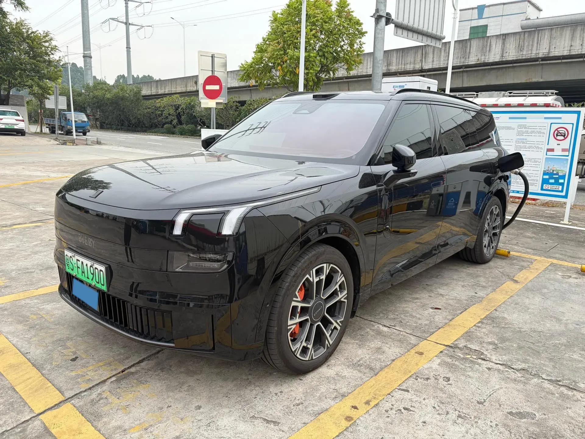 2025 LYNK&CO 900 view 1