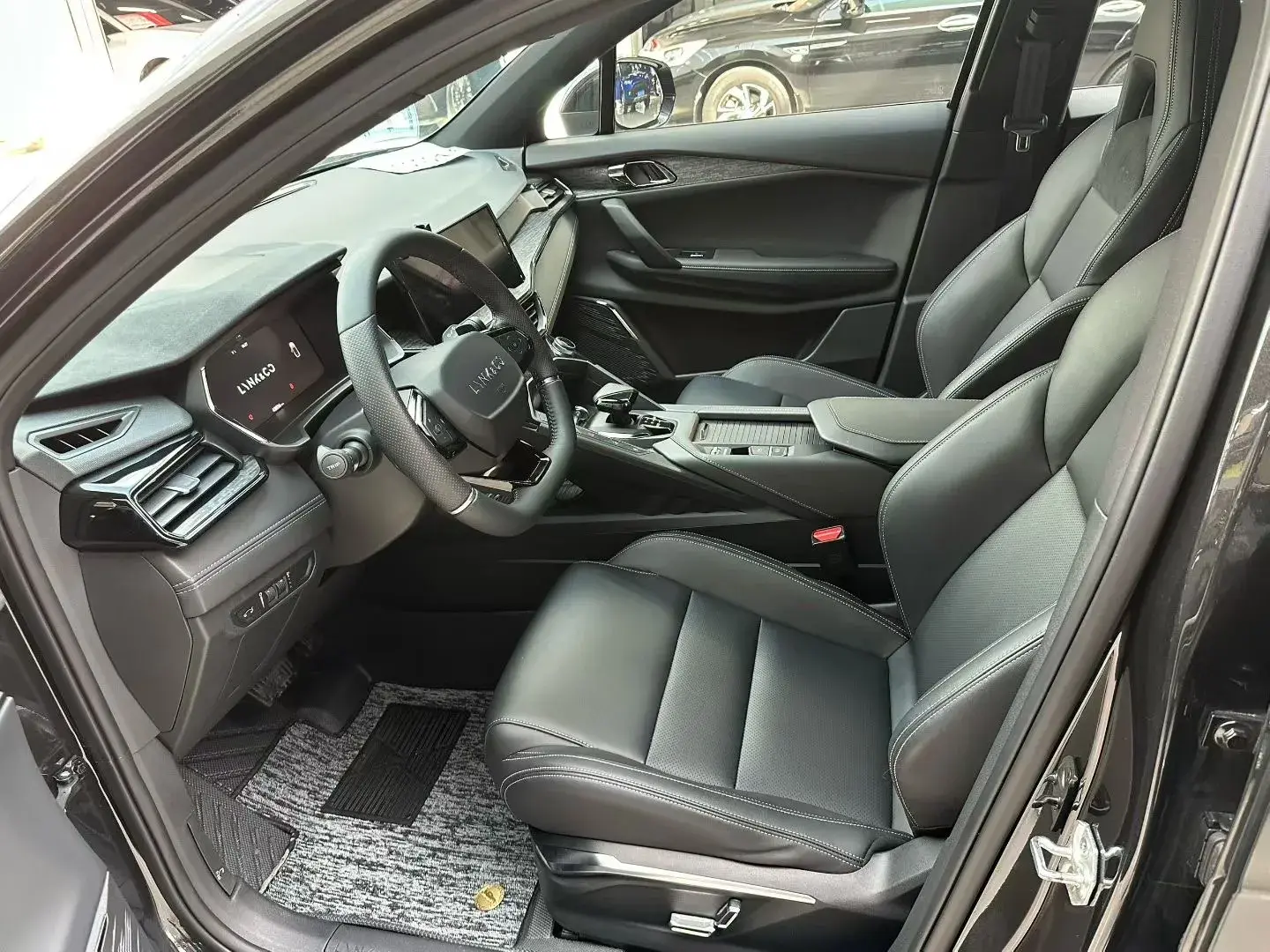 2023 LYNK&CO 06 thumbnail 4