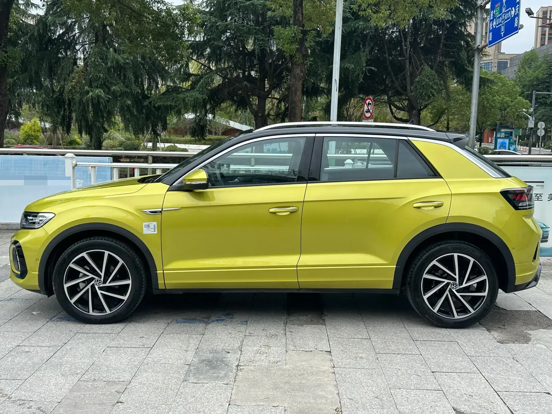 2023 VOLKSWAGEN T-ROC thumbnail 3