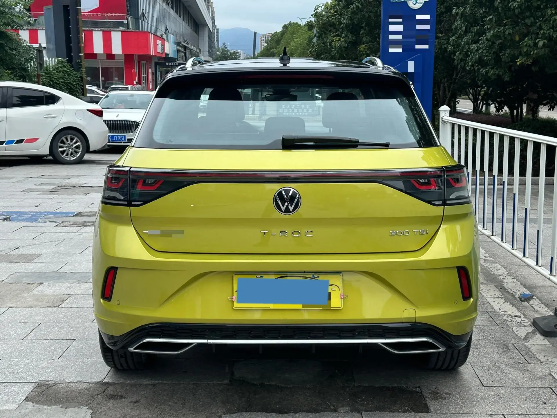 2023 VOLKSWAGEN T-ROC thumbnail 4