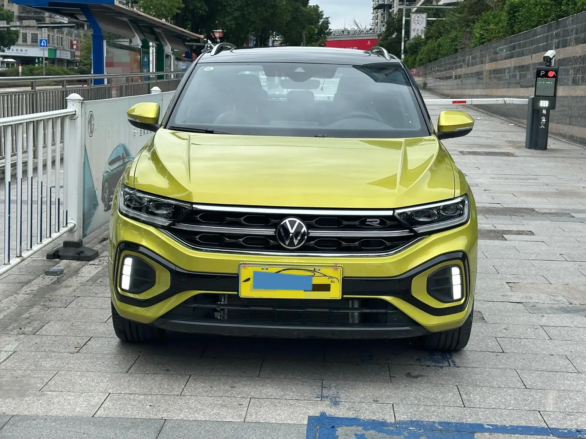2023 VOLKSWAGEN T-ROC thumbnail 2